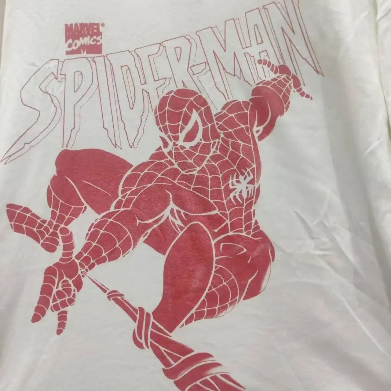 Camiseta de manga corta con cuello redondo de Spider Man.