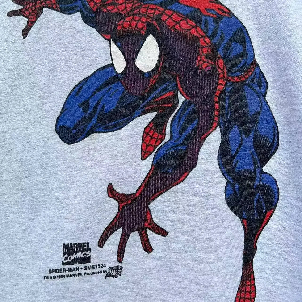 Camiseta de manga corta con cuello redondo de Spider Man.