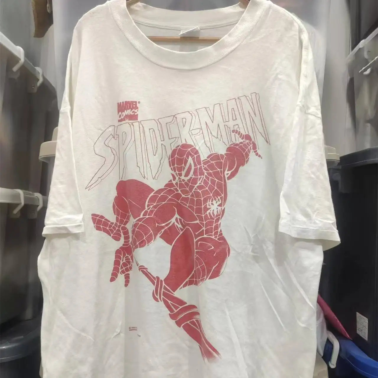 Camiseta de manga corta con cuello redondo de Spider Man.