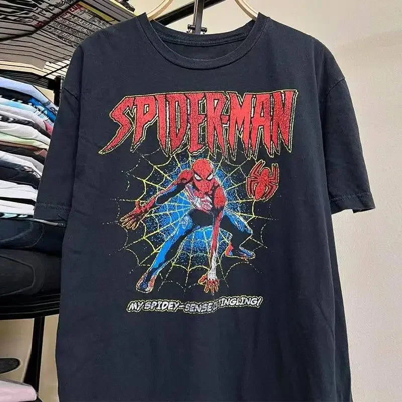 Camiseta de manga corta con cuello redondo de Spider Man.